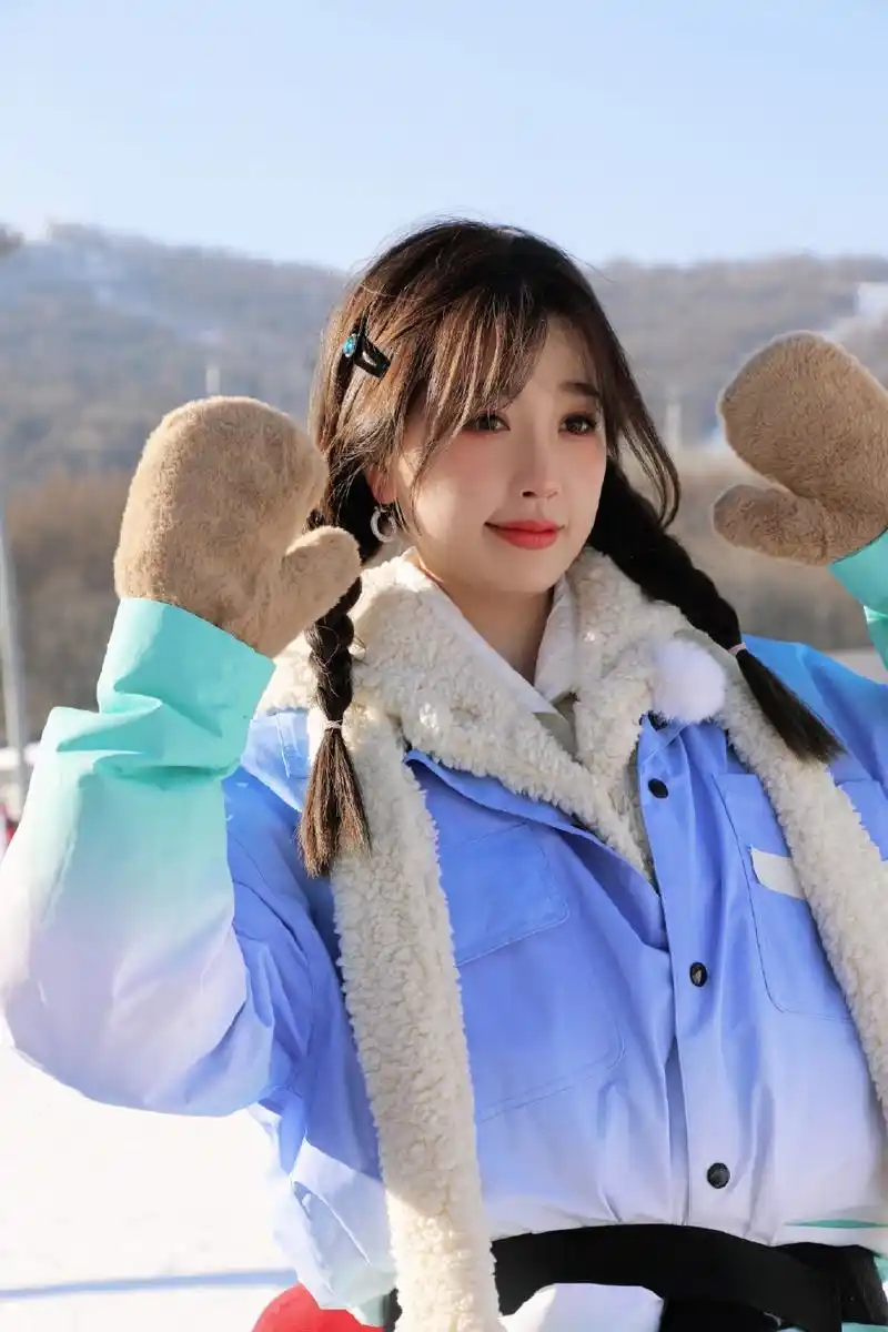 组图虞书欣化身雪地中的小精灵姿态搞怪俏皮可爱