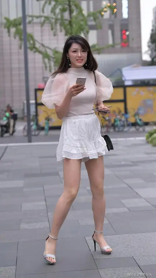 白色泡泡袖上衣加白色短裙,搭配高跟凉鞋,白色搭配清新又唯美