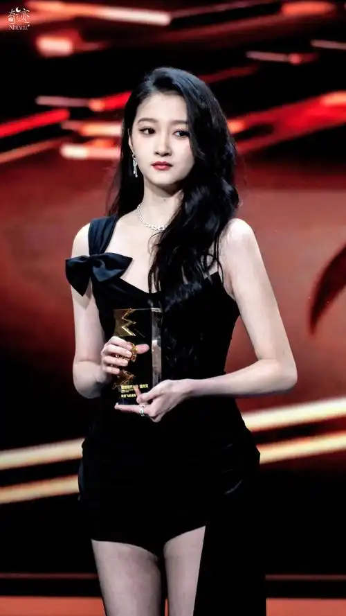 鹿晗关晓彤 领证##关晓彤捐款100万驰援甘肃