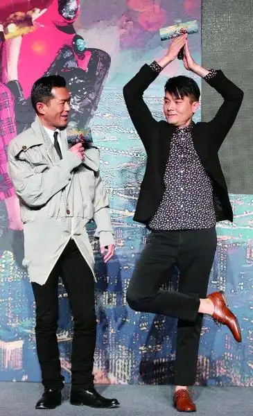 在昨天的发布会上,古天乐和林家栋比拼平衡能力摄/记者 林晖法制晚报