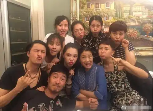 她是赵薇的同班同学曾与陈坤传绯闻如今41岁脸僵被疑整容