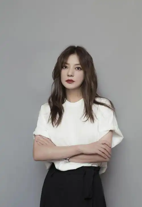 赵薇消失的两年,她到底过得有多惨?资源和作品全部都|