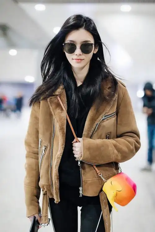 奚梦瑶穿着纯色皮衣现身机场,斜跨变身小包好可爱