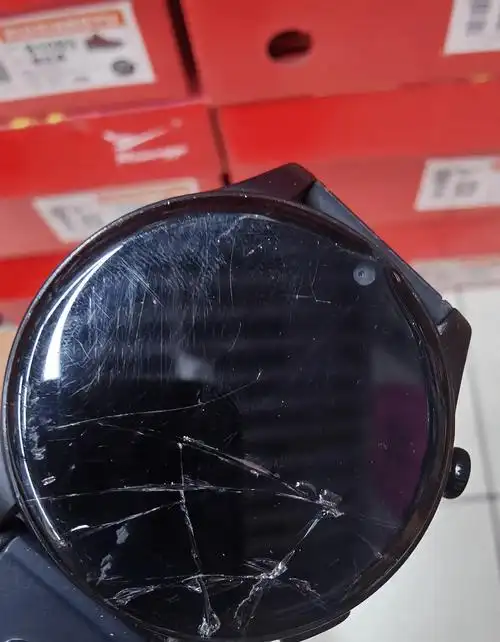 儿子的电话手表屏碎了,同学的球拍打到他手腕上,手表就负伤了.