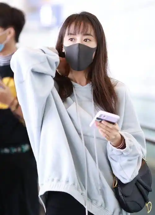 现身机场的袁冰妍穿搭了一件廓形的卫衣,浅灰色的卫衣穿搭非常的简单