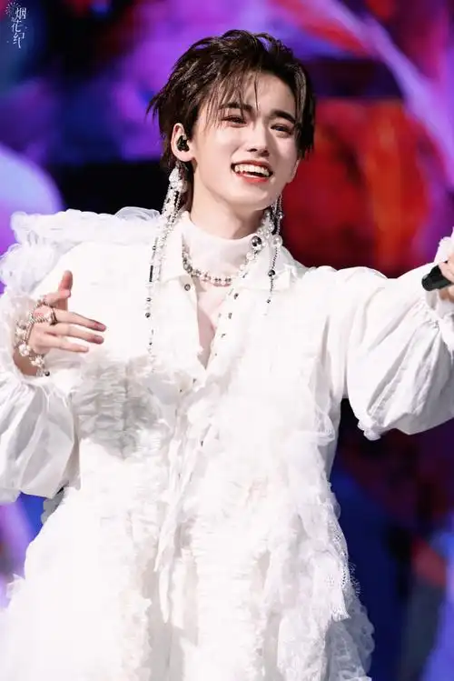 四周年演唱会##宋亚轩楼外楼演唱会##宋亚轩solo舞台不枉##时代少年团