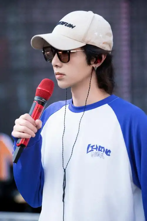 华晨宇超话松弛恣意,畅游虚幻梦境,律动之间,点燃明媚赤色,@华晨宇yu