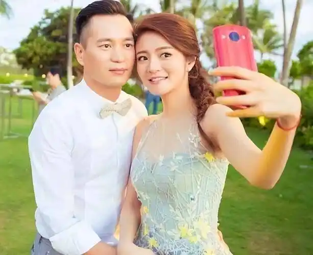 安以轩曾否认前妻的存在被啪啪打脸,陈荣炼疑已转前妻大女儿17亿_豪门