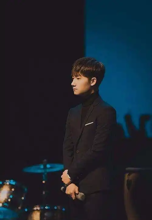 原创最惨中国好声音冠军以新人身份再次参赛没想到第一场就被导师汪峰