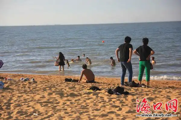 市民游客不顾危险下海游泳 海口白沙门海滩险象环生