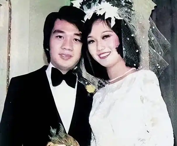 赵雅芝的3个儿子长子47岁次子44岁,小儿子37岁,个个让她骄傲_黄凯杰