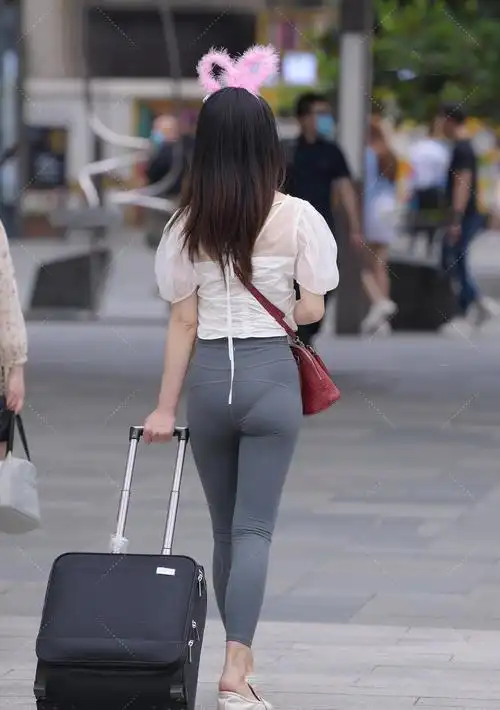 泡泡袖网纱上衣搭配紧身裤,性感时尚,甜美可爱