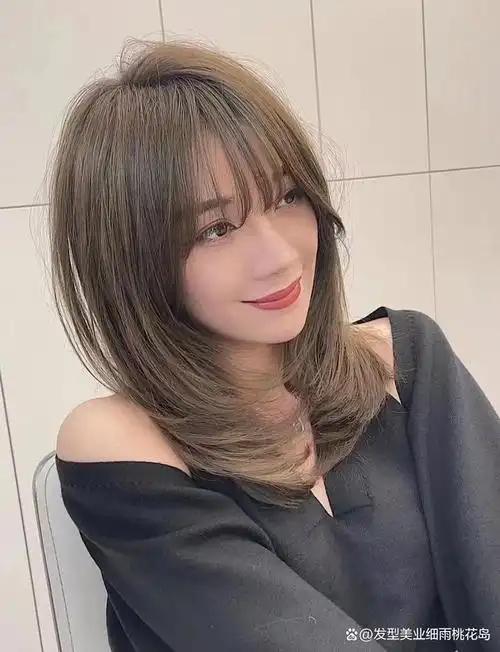 发型衬托出的气质唯美又性感,对于中长发的女生都非常适合这款艳美