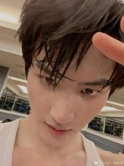 77 手臂肌肉线条,满屏荷尔蒙再来十八宫格我也可@into1-周柯宇