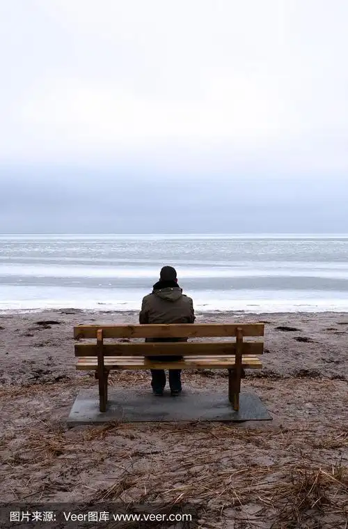 冬天独自坐在海边的长椅上