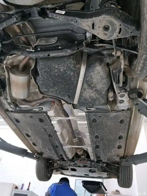 速腾的底盘看起来还是挺平整的,没有多余的结构,平整平稳.