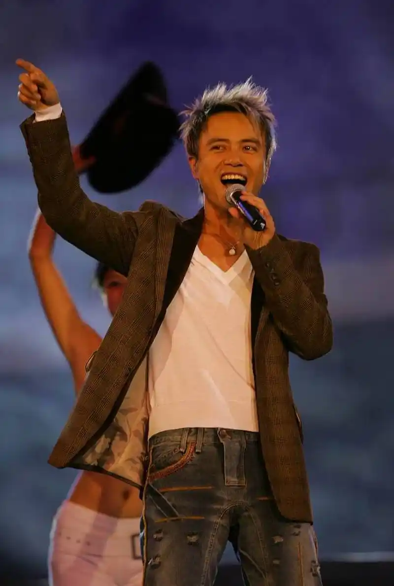 "四大天王"是指香港乐坛上90年代初期最有影响力的四位男歌手,他们