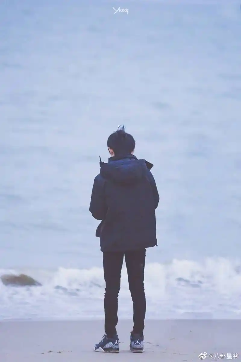 易烊千玺背影合集你追逐世界我追逐你