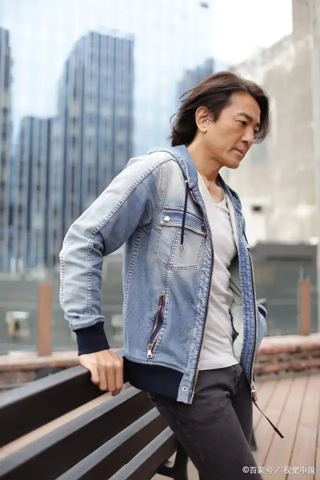 郑伊健为演唱会造势 穿牛仔衫插兜仰望天空变"忧郁男孩"