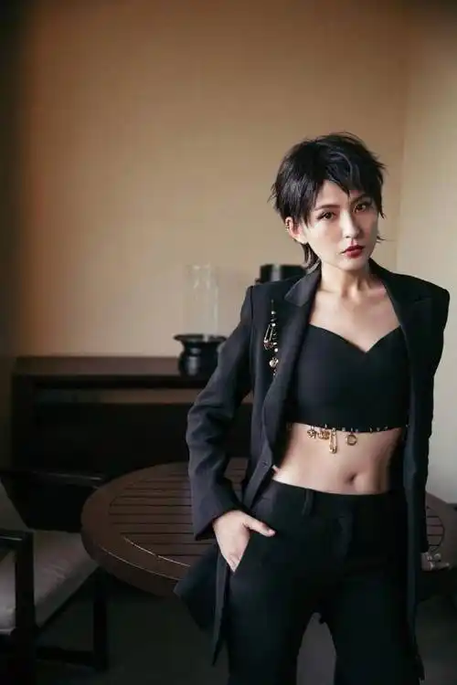 热依扎再现"大尺度"穿搭,西装敞开穿露内搭,剪男生头真飒_造型_外套