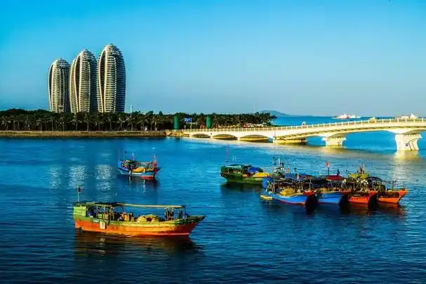 三亚,这座位于中国海南岛的热带滨海城市,以其仙境般的美景和宜人的