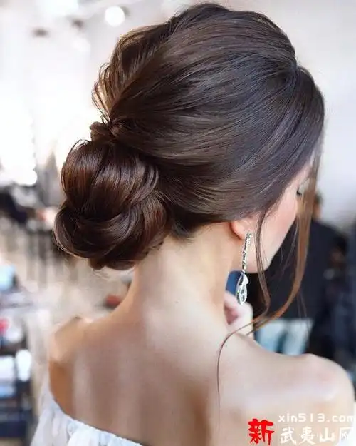 今天带来9款名媛常用的盘发造型,特别适合晚礼服显出你的高中气质,助