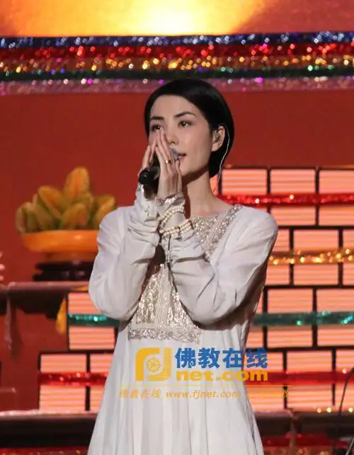 王菲在佛顶骨舍利前双手合十吟唱心经