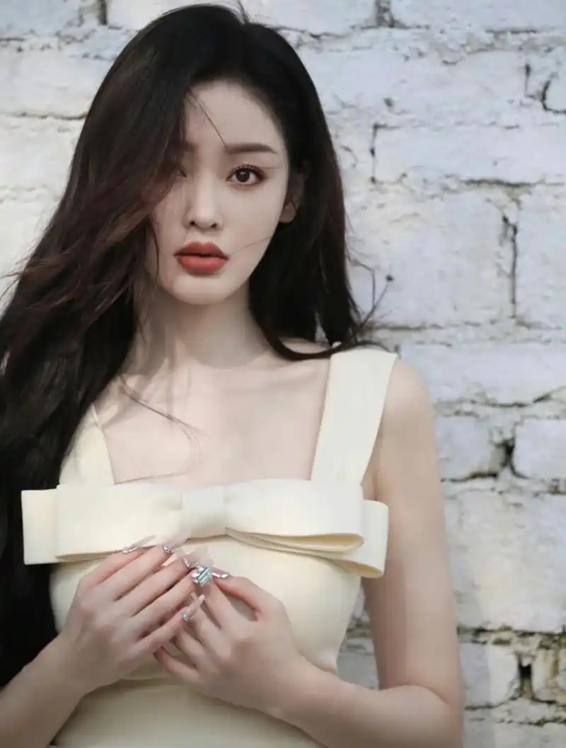 张天爱最新造型身穿淡黄色蝴蝶结装饰鱼尾礼服,搭配白色尖头高跟鞋