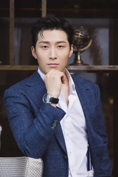 窦骁蓝色西装魅力写真图片,窦骁图片-第7图