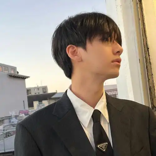 尤其是每天都要被头发戳自己眼睛#男生发型  #发型分享