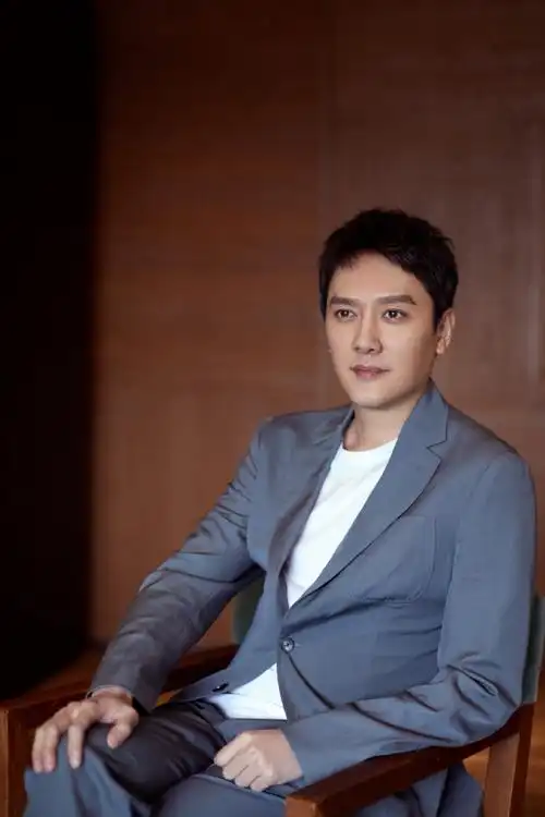 冯绍峰直奔商场,为赵丽颖母子买限量版熊猫公仔,好贴心