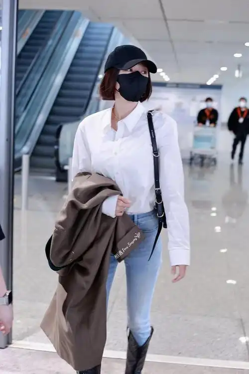 秦岚现身机场,白衬衫搭配牛仔裤,造型简约气质却很出众!