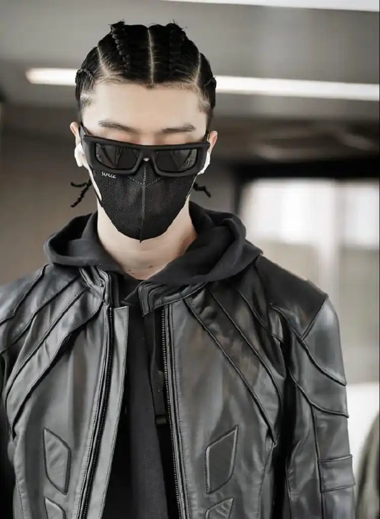 范丞丞造型酷拽十足 穿皮衣戴墨镜走路带风