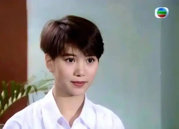 长发飘飘的袁咏仪已经很完美了,但她的短发造型依旧别有一番风姿,蓬松