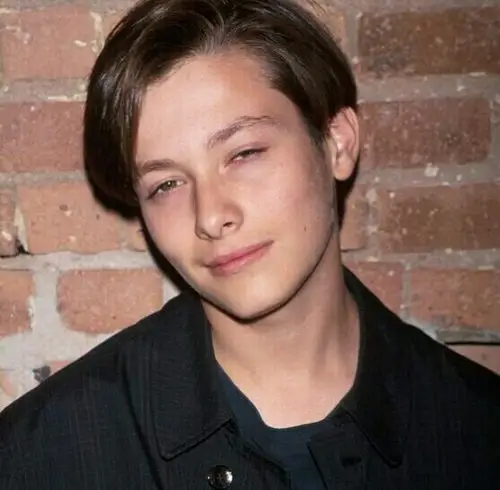 扮演者爱德华弗朗被誉为瞎子也能看得见的美貌  过去二十多年 崩成