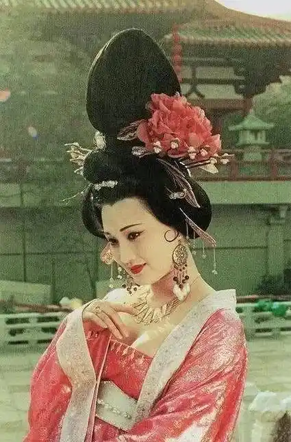 华丽服饰不再用,高仿塑料珠子到处用_发型_角色_杨贵妃