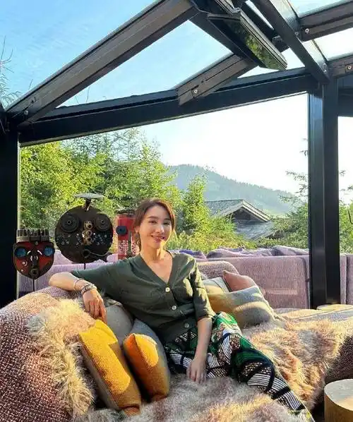 52岁黎姿罕晒泳装美照,容貌体态超年轻,保养之术羡煞旁人_jijirai