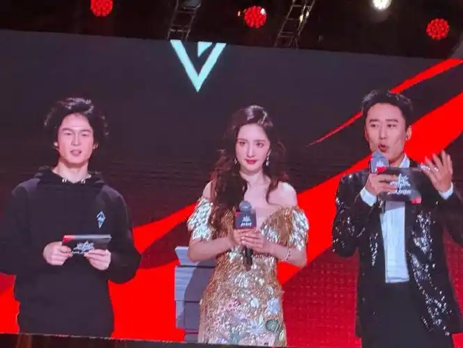 杨幂现场改id#杨幂粉丝好幸福啊,听说去现场的都是为杨幂取了id的