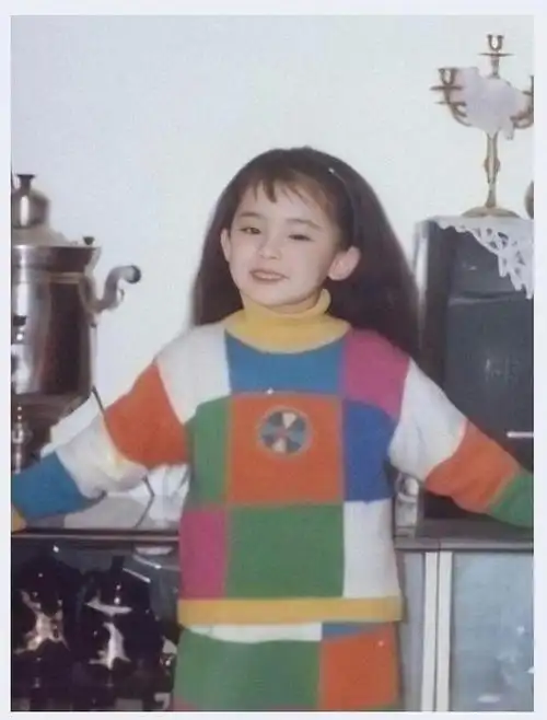 娜扎童年照好似仙女下凡,真是从小的美人胚子,小时候的模样神态和现在