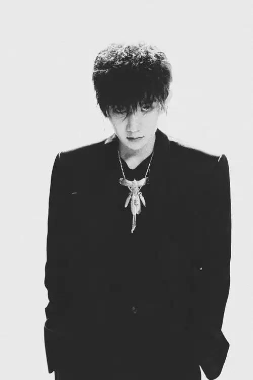 首期节目上线之前,王源的唱作人初舞台造型流出,一身廓形黑色西装搭配