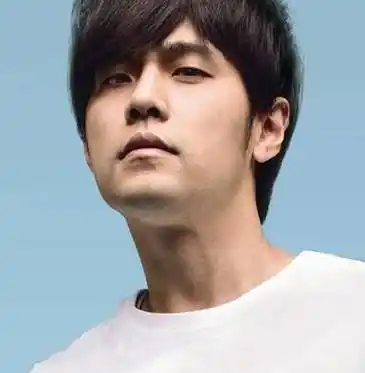 2003年为了"周杰伦"和"郭峰",两个男同事打了一架,有点可笑_小宋_不