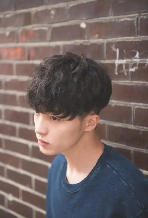 出无限帅酷风范的男生造型,激起较强的视觉冲击度,洋气有潮范的发型