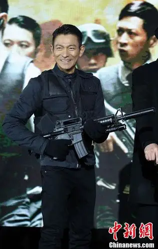 刘德华端着m4卡宾枪神情凝重