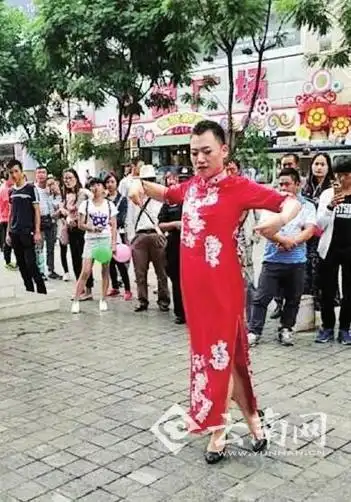 小伙街头穿旗袍秀舞姿辣眼睛