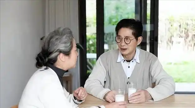 亲戚一家在我家吃住1周临走塞给我200我摇摇头让她留下西瓜