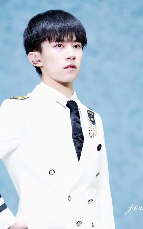 tfboys易烊千玺海军制服清秀帅气图片