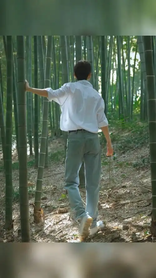 肖战#这个背影熟悉吗?猜猜他是谁?