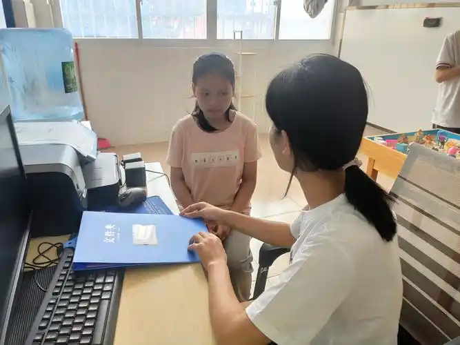 谭老师在心理咨询室与班上的同学谈心聊天