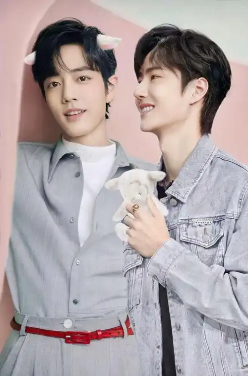 王一博平时淡漠的眼里难得的显现出一丝温柔,甚至露出了小括号:" 辛苦