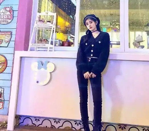 原创鞠婧祎吃面条三连拍表情丰富俏皮十足助理镜头下腿长一米七